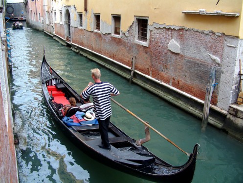 Gondola_On_Venice_Canal_301945