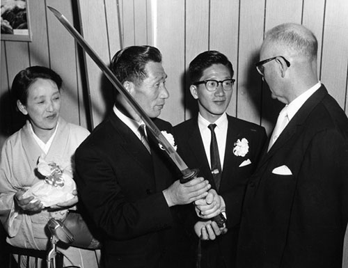 ブルッキング市の市長に日本刀を手渡す藤田