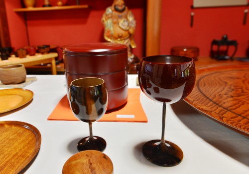 佐竹康宏さんのギャラリーに展示されたワイングラス