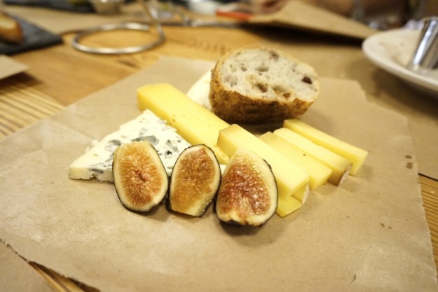 数種のチーズの盛り合わせはイチジクと一緒に食べるのがGood。抜群の相性です。