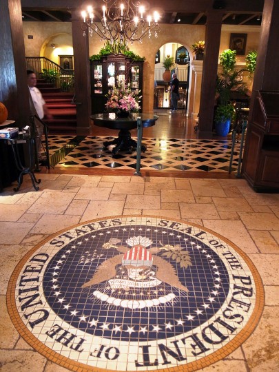 歴代の大統領が訪れたMission Innのバーの入り口