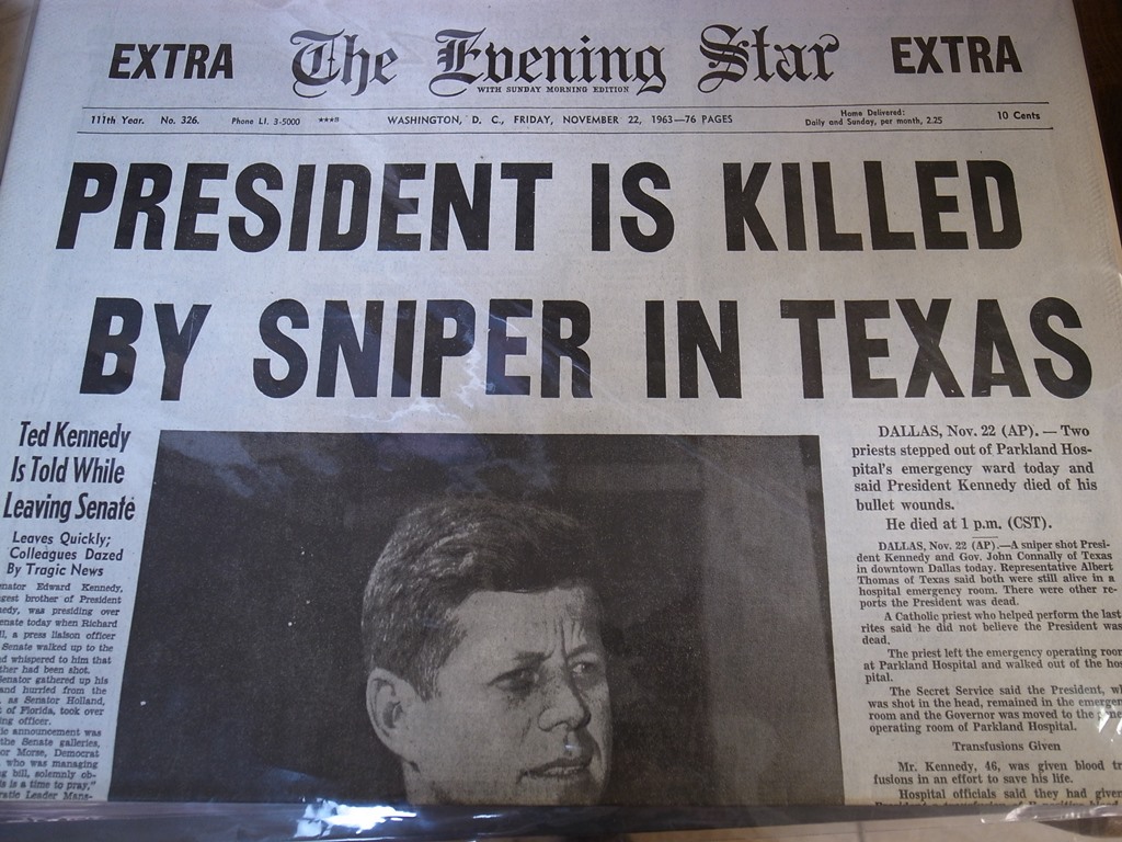 ケネディー大統領暗殺を伝える新聞