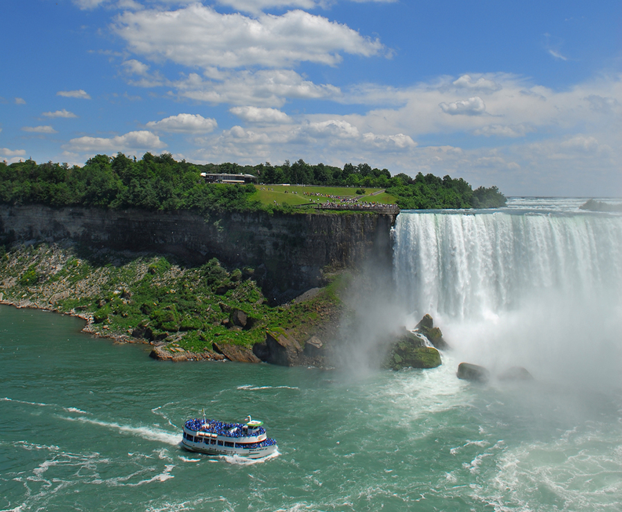 Boat_Tour_At_Niagara_Falls_3653857